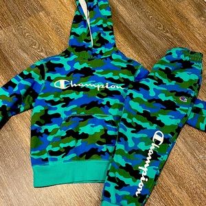 Champion blue/green Camo jogger/hoodie set** Boys size small!